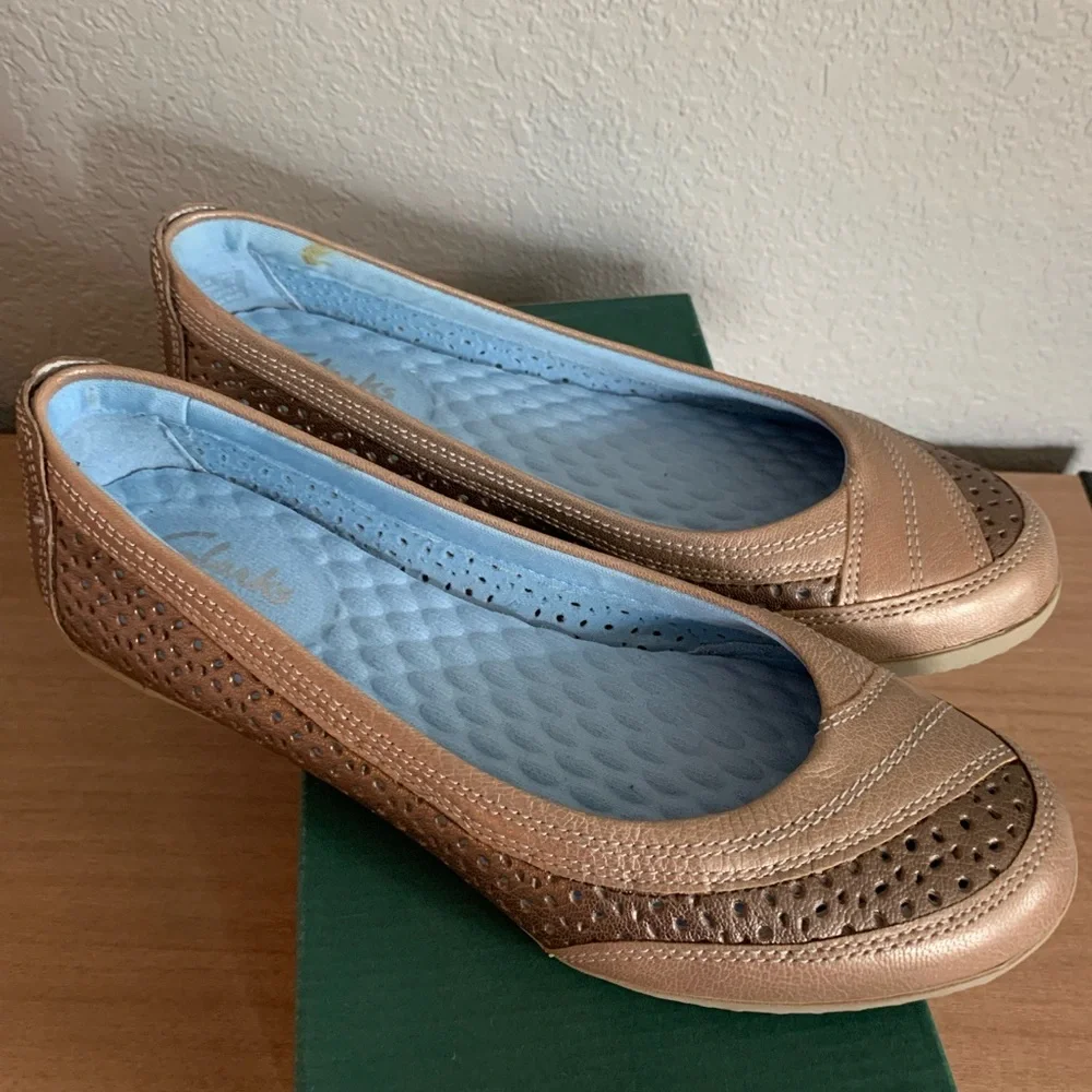 Clarks Women's Tan and Brown Flats Orbit Flight size 9.5 - Picture 1 of 9